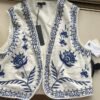 Chaleco de Gabardina con Bordados Azules