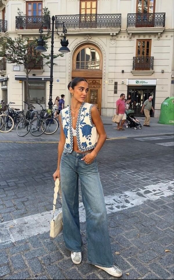 Chaleco de Gabardina con Bordados Azules
