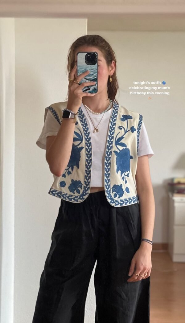 Chaleco de Gabardina con Bordados Azules